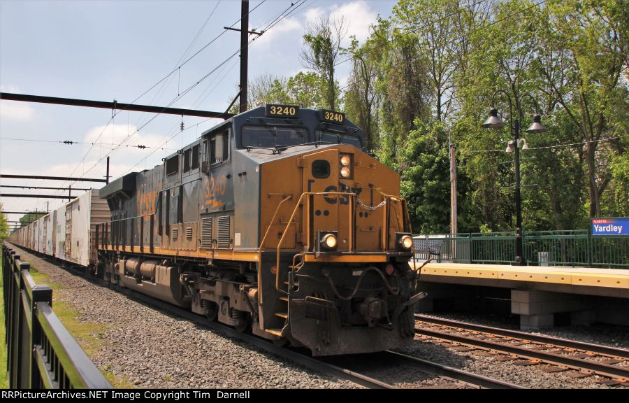 CSX 3240 on Q032